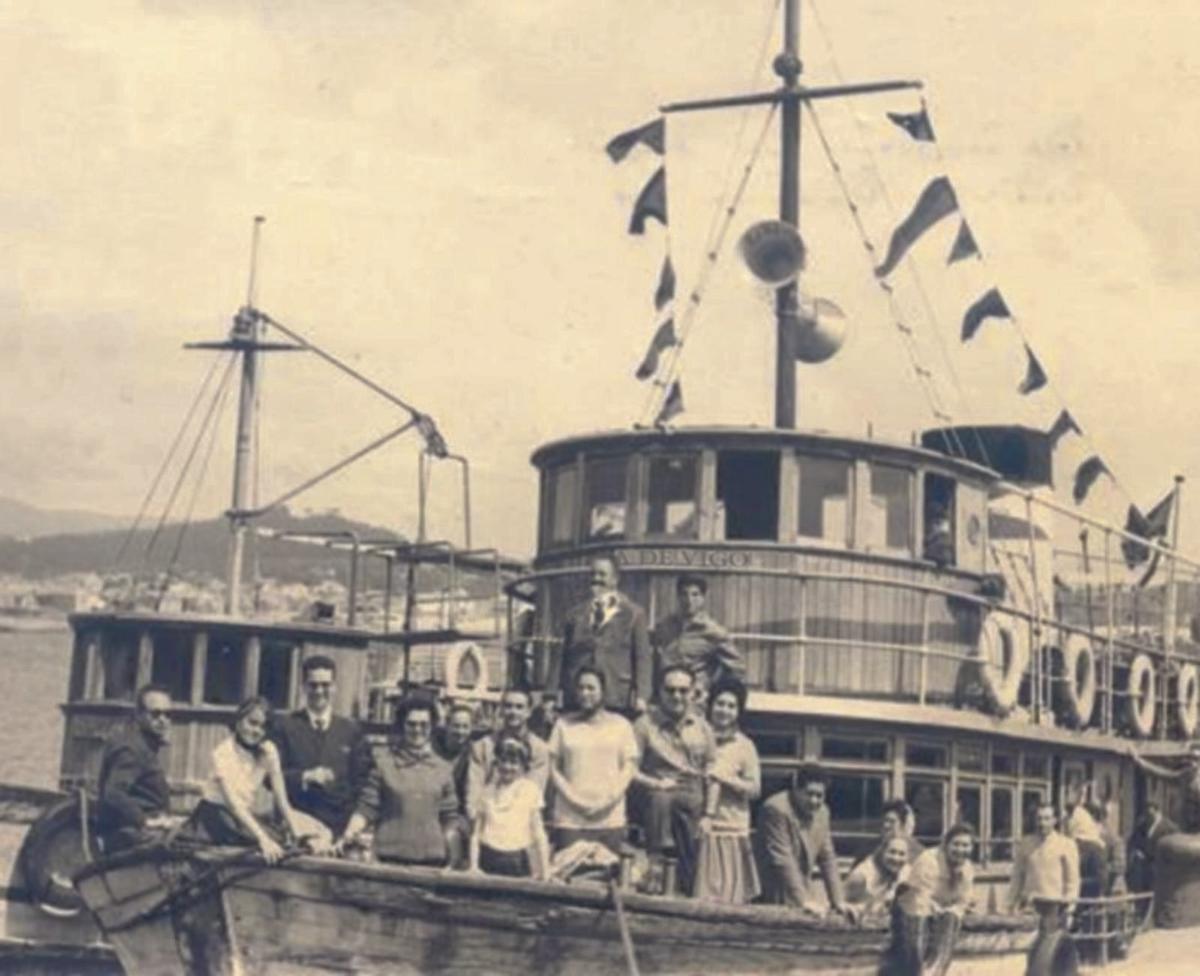 O «Ciudad de Vigo», saíndo de Cangas. |  Arquivo do autor