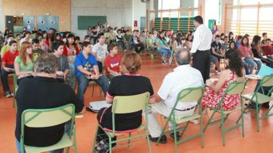 Los alumnos de primero de la ESO del instituto de El Carmen reciben las instrucciones del director del centro durante la apertura del curso.