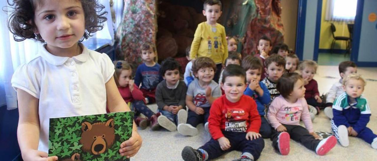 Paula Alonso, en primer término, con sus compañeros de la escuela infantil, junto a la cueva del oso luanquín.