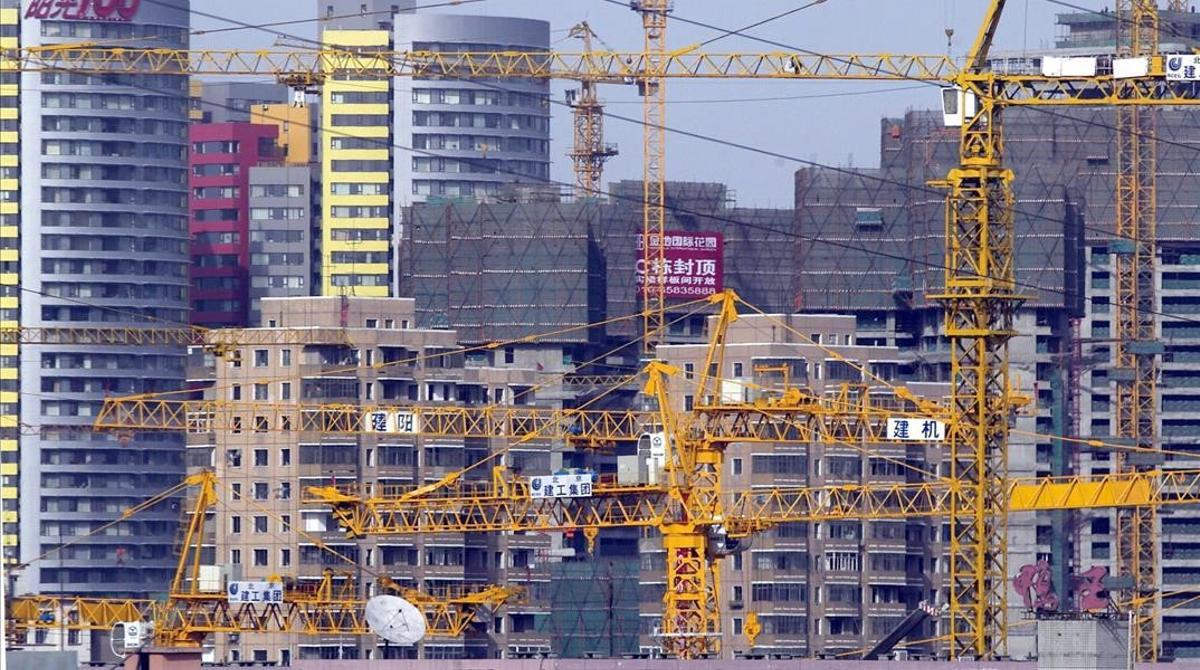 epa00180662 Construction cranes fill the skyline of downtown Beijing Wednesday 28th April  Despite attempts to rein in overdevelopment in the property sector which seen by the leadership to threaten the economy with overheating  construction projects on an ever increasing scale can be seen throughout China  The economy is now growing at an annual rate of 9 7 percent  higher than the 9 2 percent when the measures to prevent overheating were introduced last year  EFE epa ADRIAN BRADSHAW