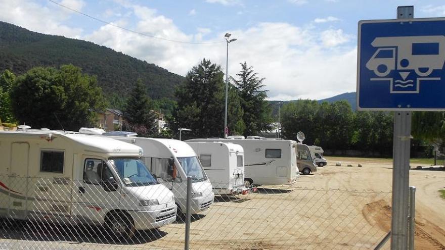 La zona d&#039;autocaravanes de la Seu d&#039;Urgell plena de vehicles.