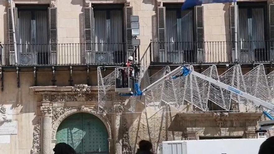 El Ayuntamiento de Alicante retira la iluminación de Hogueras de su fachada