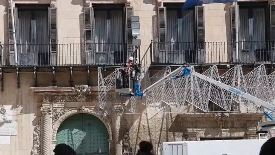 El Ayuntamiento de Alicante retira la iluminación de Hogueras de su fachada