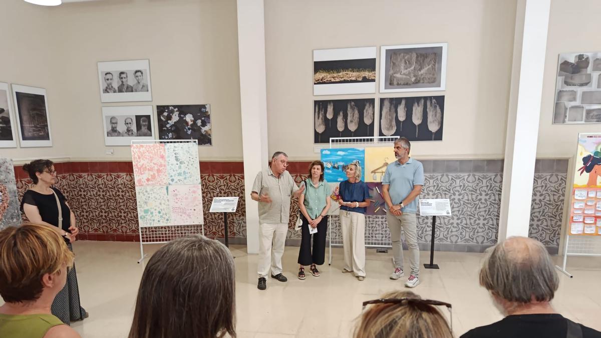 Un moment de la inauguració de l’exposició «Trencar el Silenci» a la Coma Cros.