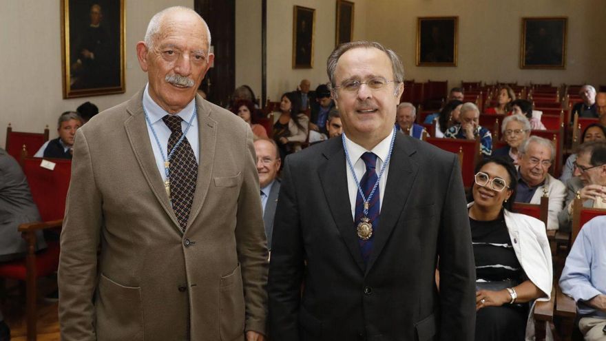 Ramón Rodríguez (izquierda) con Javier Junceda, ayer, antes de la conferencia de clausura del curso del RIDEA. | FERNANDO RODRÍGUEZ
