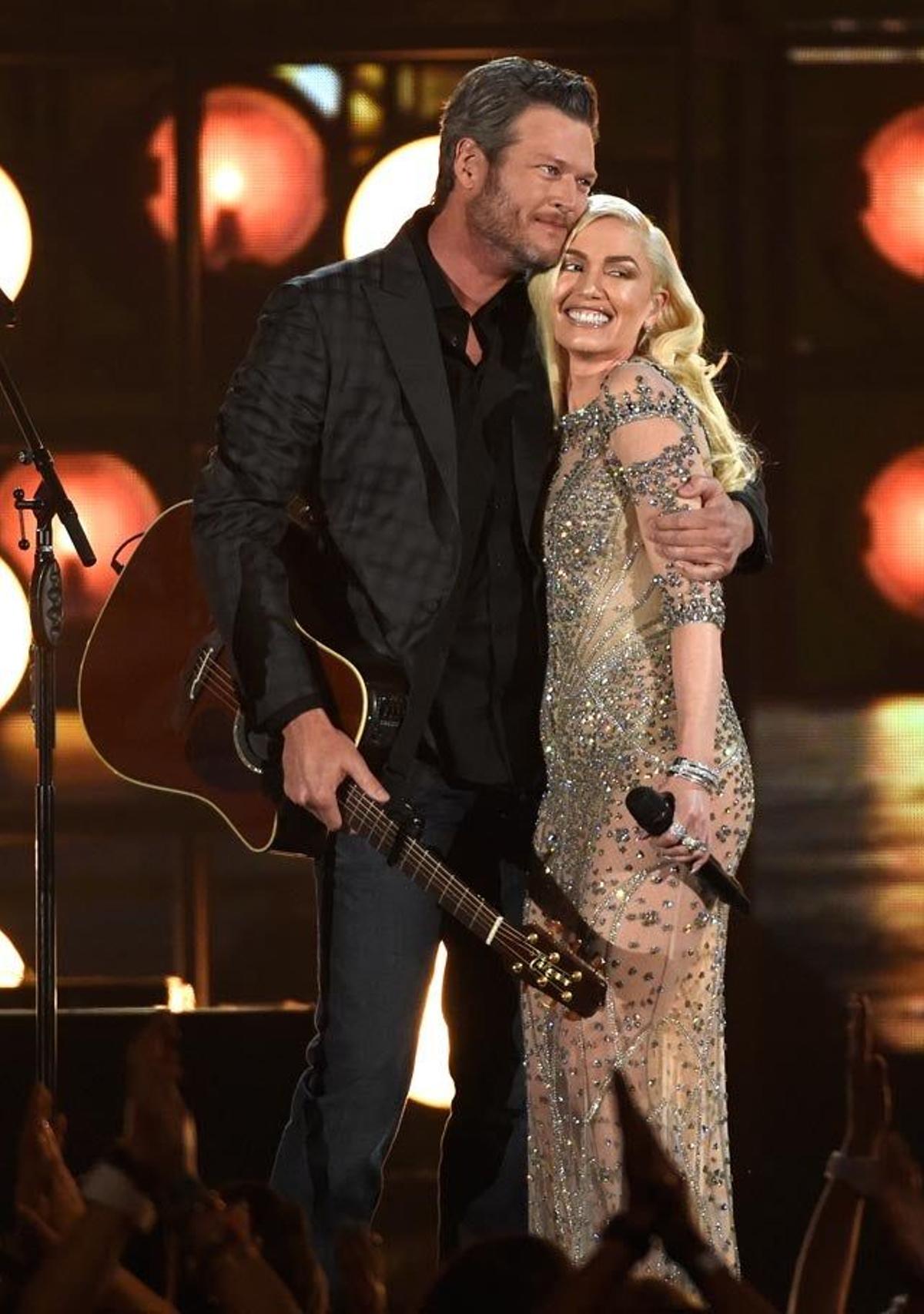 Blake Shelton abraza a Gwen Stefani tras su actuación en los Billboard Music Awards.