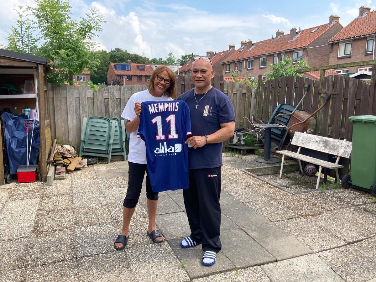 Rosa y Benny Matulessy, con una camiseta de Depay