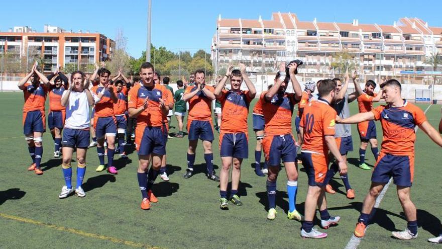 Los jugadores del Rugby UA saludan a los aficionados a la conclusión de un partido