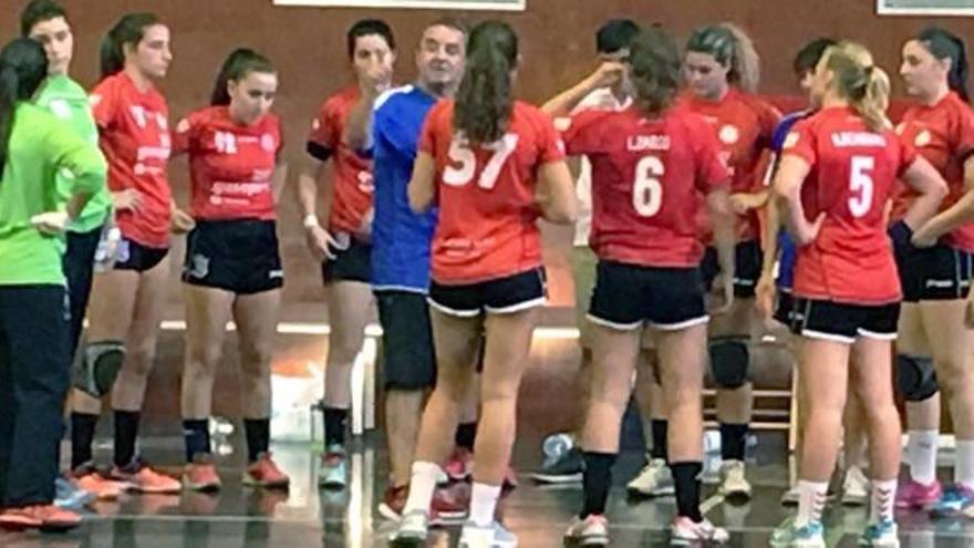 Manu Etayo da instrucciones a sus jugadoras en Zaragoza.