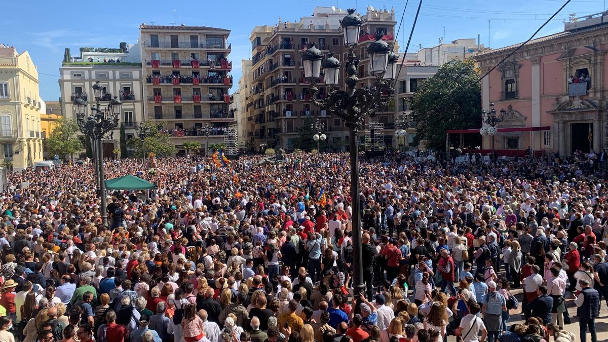 El traslado de la Virgen de los Desamparados vuelve a reunir a los valencianos