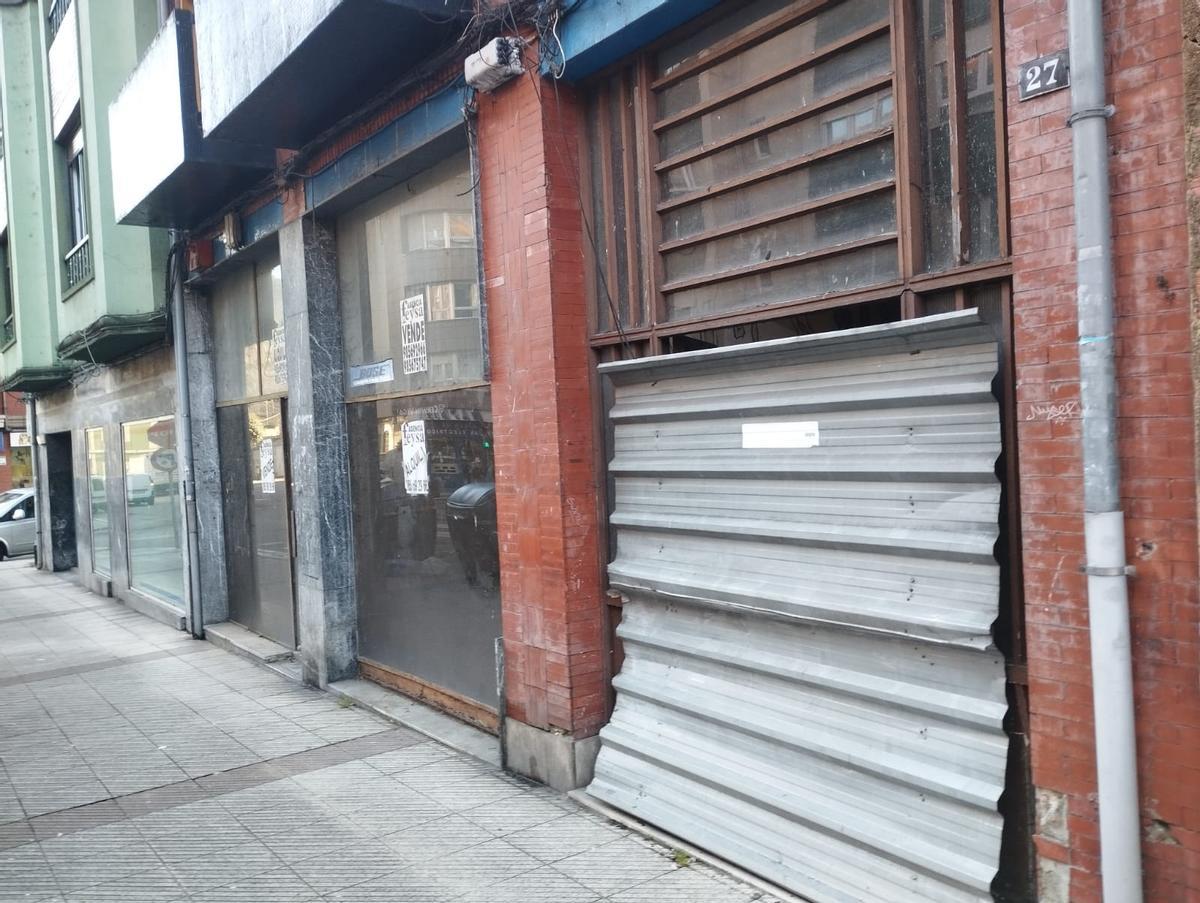 El edificio que alberga las pinturas, vallado.