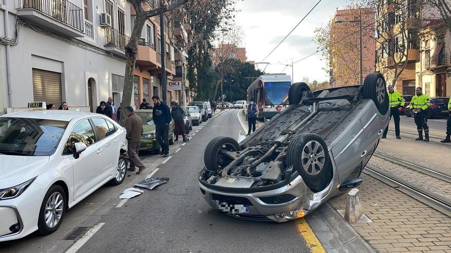 Un conductor ebrio vuelca con su coche en las vías del tranvía en València