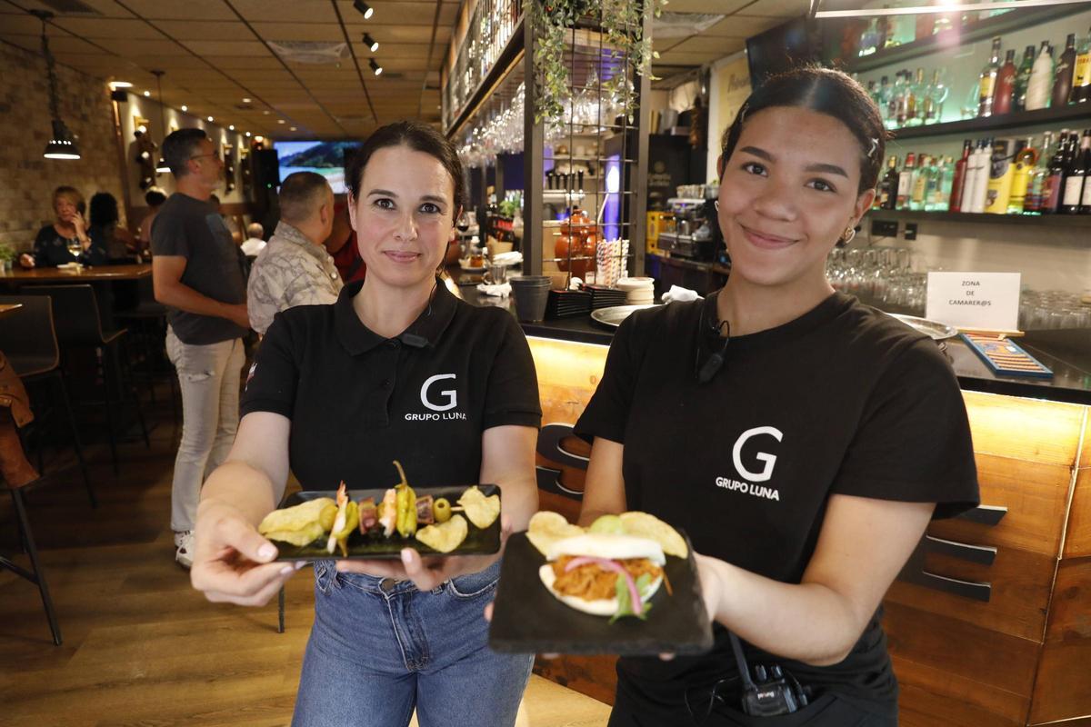 Sonia Cabeza y Evelyn González, con el pincho de La Sede, en El Carbayedo.
