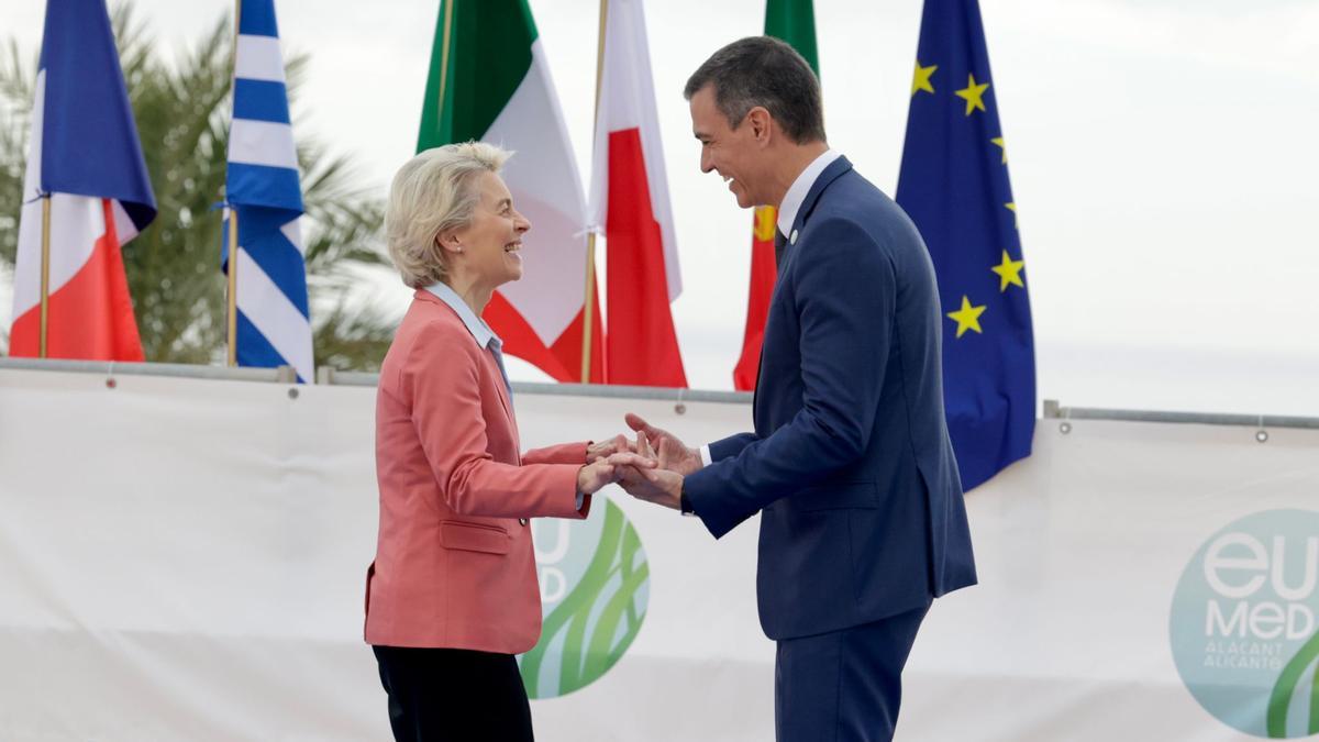 El presidente del Gobierno, Pedro Sánchez, saluda a la presidenta de la Comisión Europea, Ursula von der Leyen, en la Cumbre Euromediterránea celebrada hoy en Alicante.