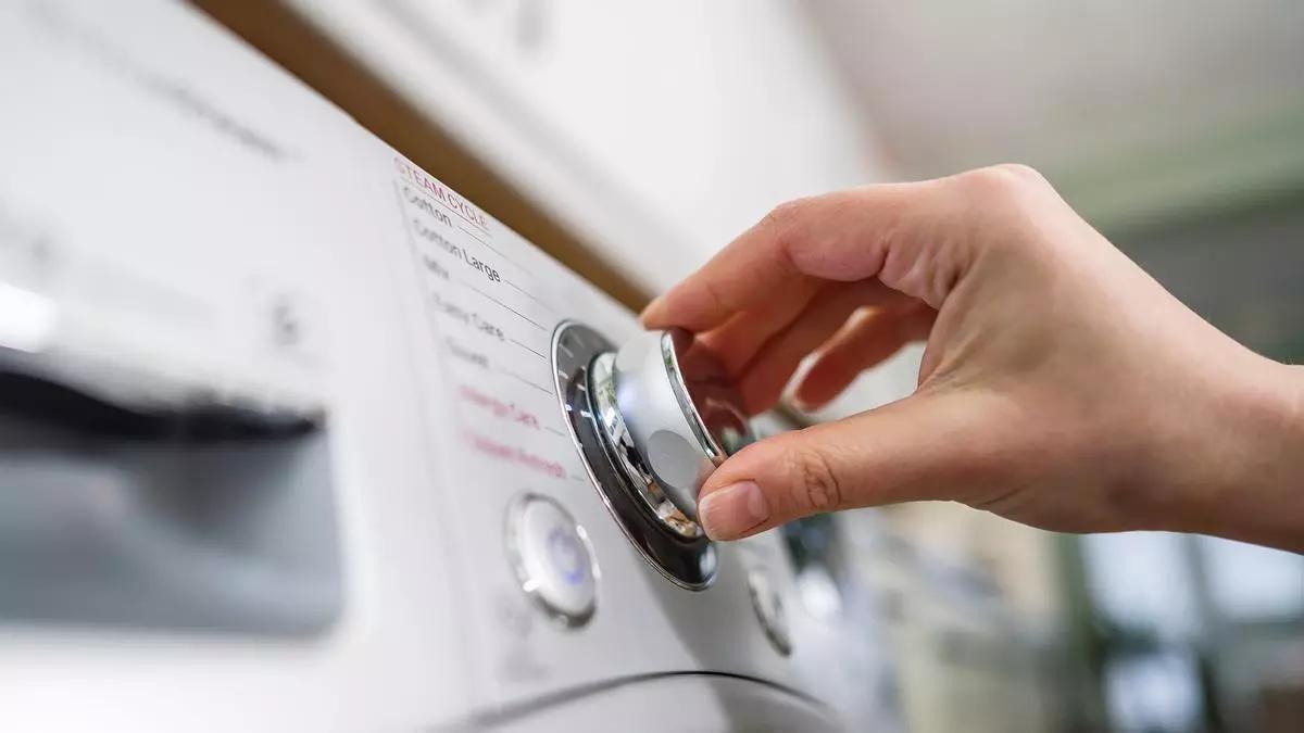 El ruido de la lavadora te puede acabar costando una multa de 3.000 euros: los ayuntamientos vigilan que no estén en las terrazas