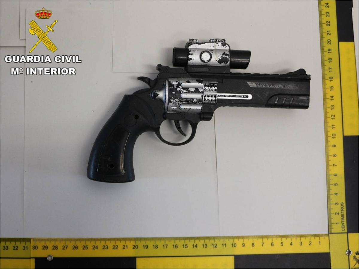 Arma simulada intervenida por la Guardia Civil de Torrevieja.