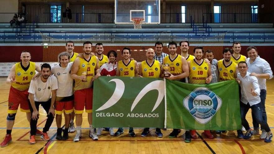 Los jugadores del equipo de baloncesto celebran el ascenso en la cancha del Grupo Covadonga.