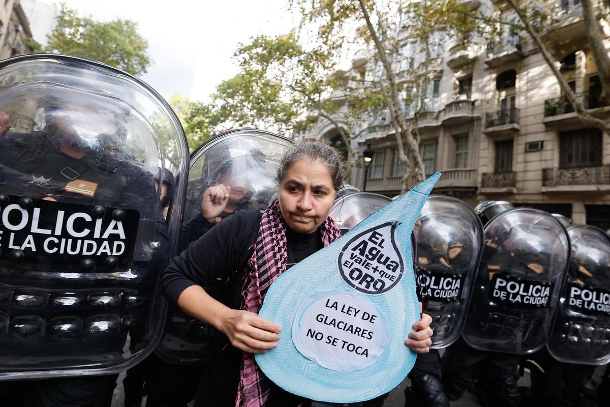 Policía dispersa una protesta contra la reforma de la ley de glaciares en Argentina