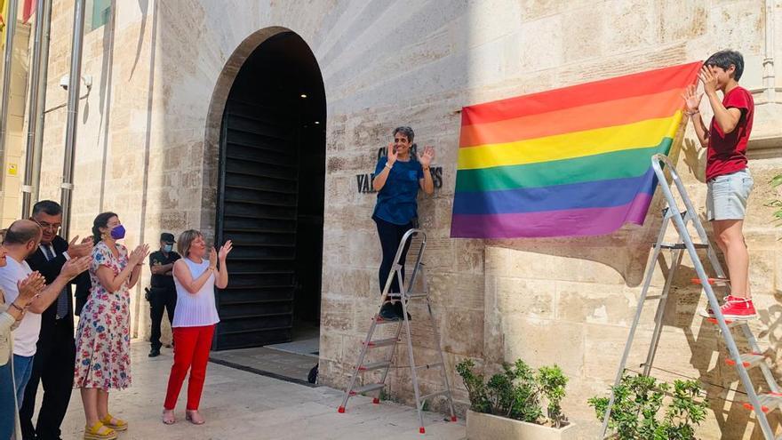 PP e izquierda sacan adelante colgar la bandera LGTBI en las Corts