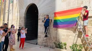 PP e izquierda sacan adelante colgar la bandera LGTBI en las Corts