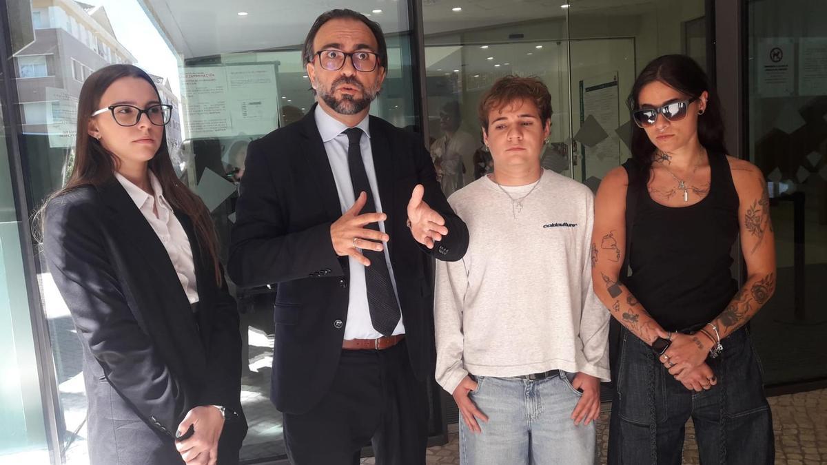 Los abogados Claudia Palomino y José Rafael Palomino, junto a los hijos de Tulia, Álex y Lili Caballero, este miércoles a la salida del juicio.