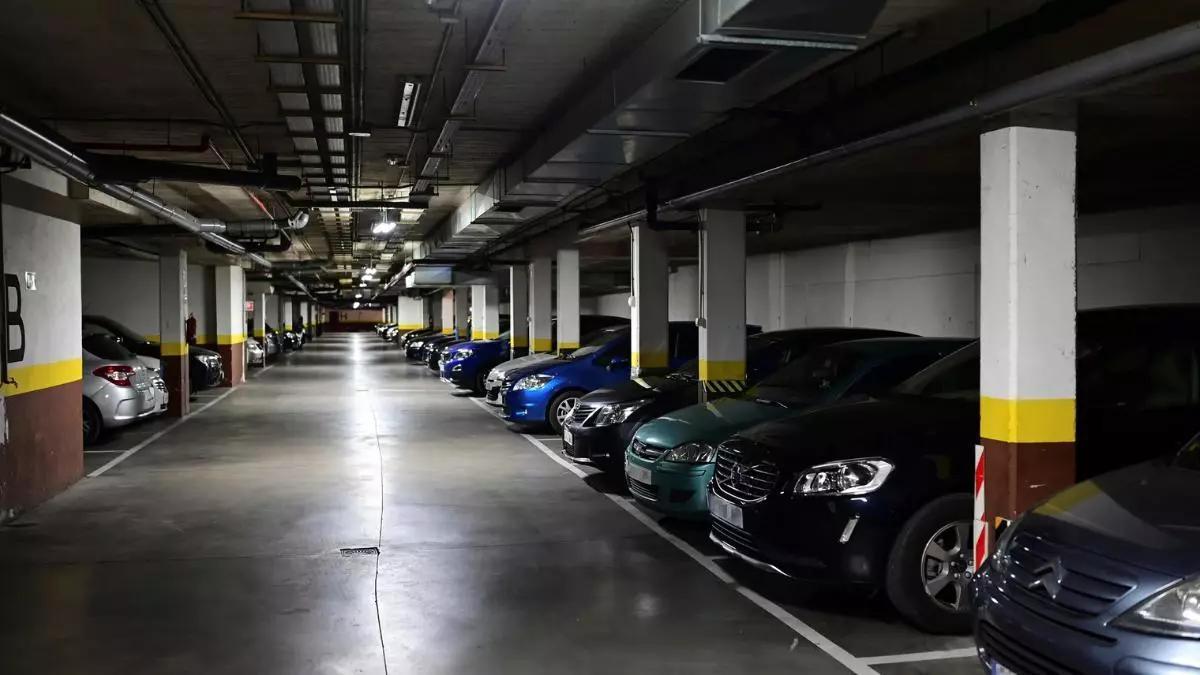 Un párquing comunitario.