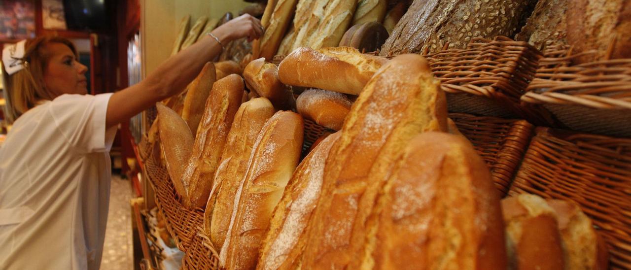 Grandes panes en cestas en una panadería de Málaga.