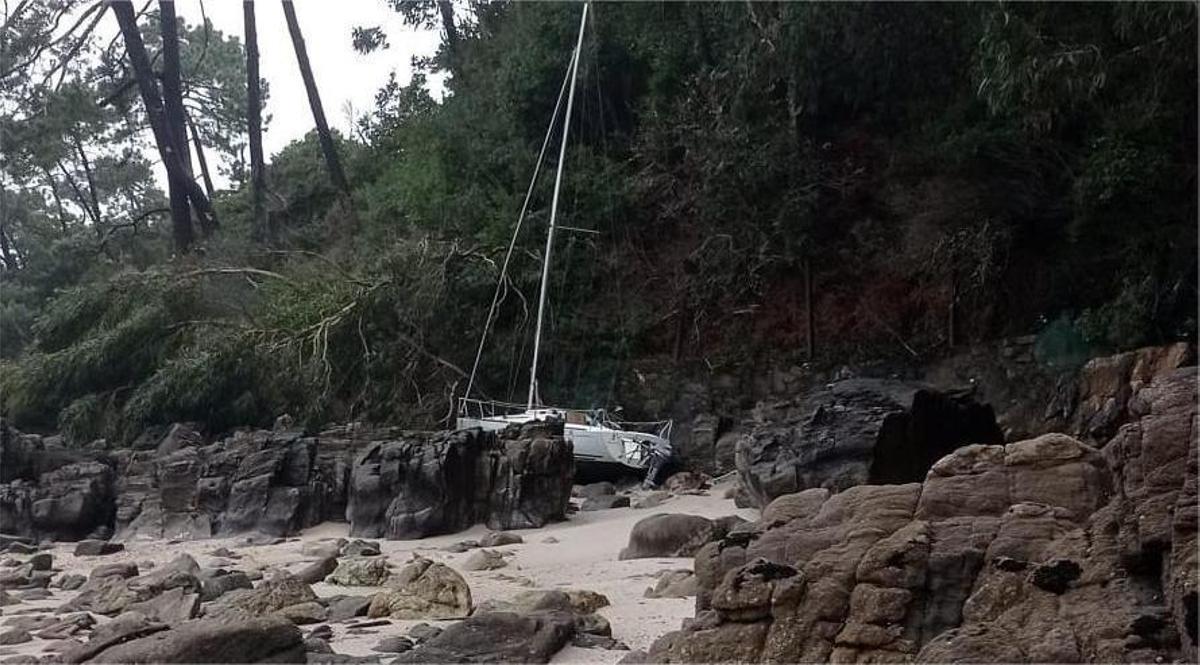 Yate encallado en la playa de Aguete