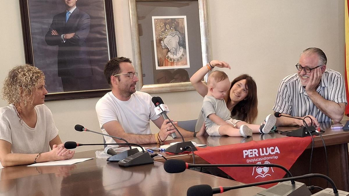 Celia Mas, los padres de Luca y el pequeño y el alcalde de Pedreguer