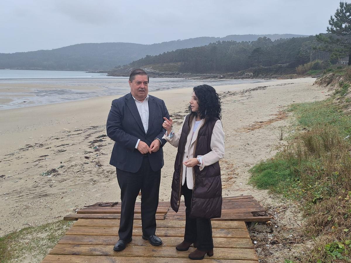 O delegado do Goberno e a alcaldesa na praia de Estorde, en Cee.