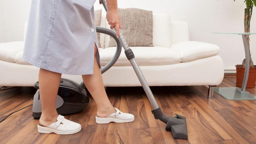 Contratar una empleada del hogar en 2025: todos los descuentos de la Seguridad Social que puedes aprovechar