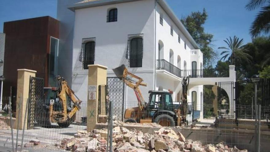 El Ayuntamiento valla la casa del Parc Nou para protegerla de actos vandálicos