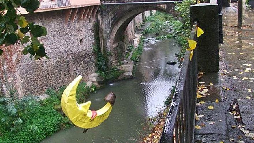 El pont de Sant Feliu de Pallerols, ahir a la tarda.