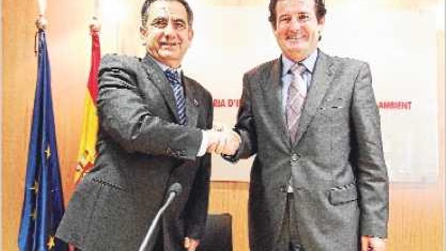 El alcalde de Quito, Augusto Berrera, y el conseller José Císcar, tras la firma del acuerdo en 2012.