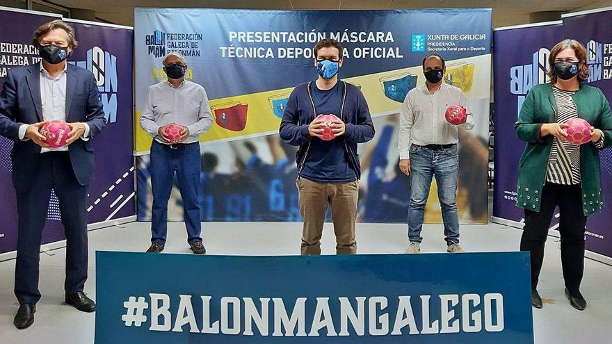 Un momento de la presentación de la mascarilla del balonmano gallego.