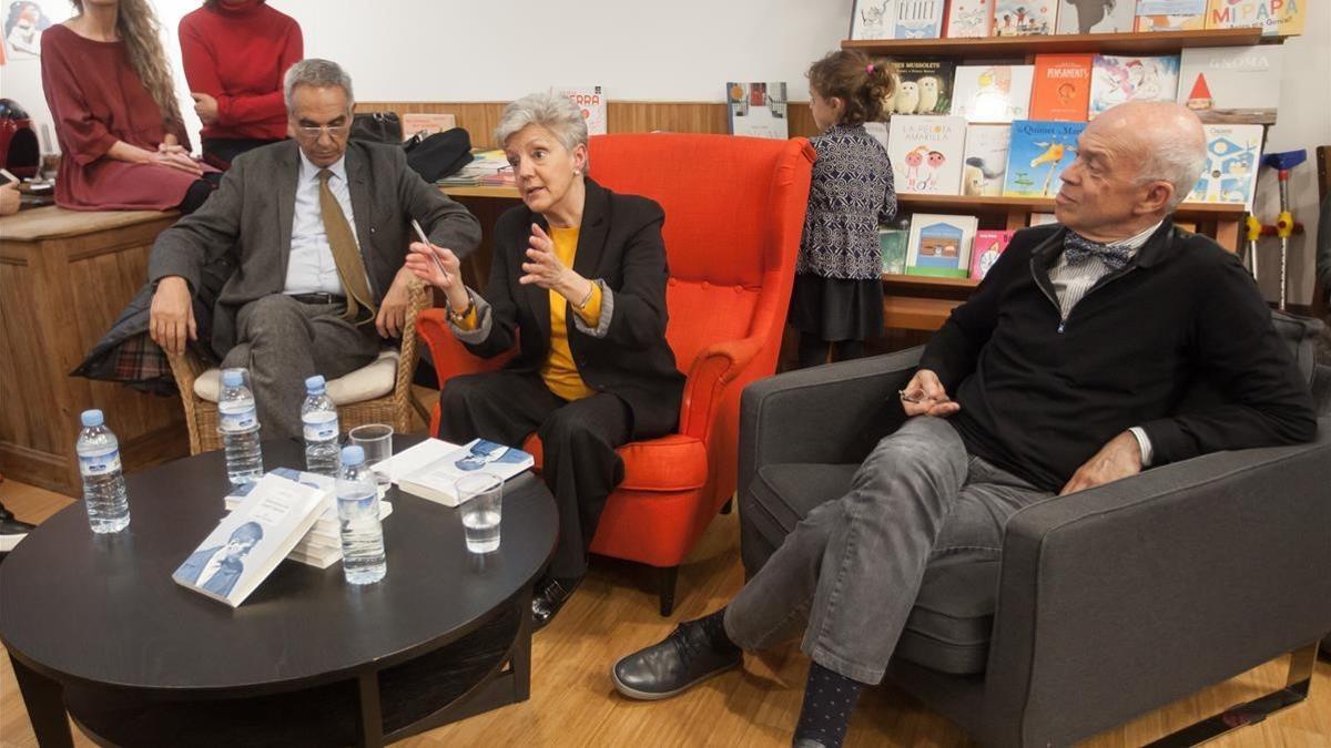 Jordi Garcés, Anna Caballé y Josep Cots presentan el libro en la librería Documenta.