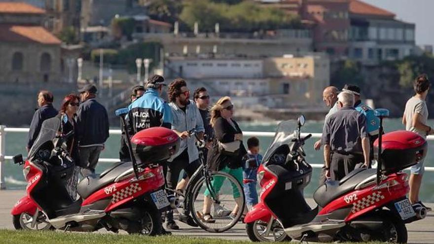 Agentes de la Policía Local, en una actuación de esta semana, informan a los ciclistas de que no pueden circular por el Muro.