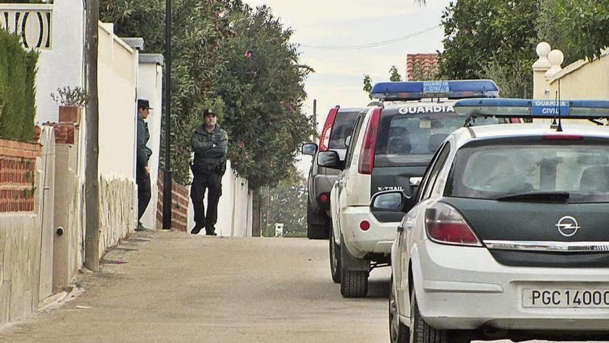 Agentes de la Guardia Civil, en el lugar del crimen.