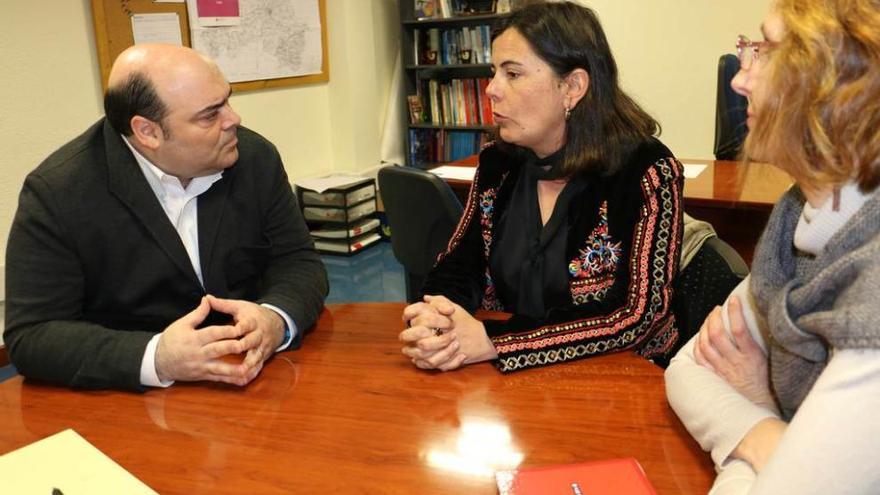 Caunedo, a la izquierda, con representantes de la Gesta.