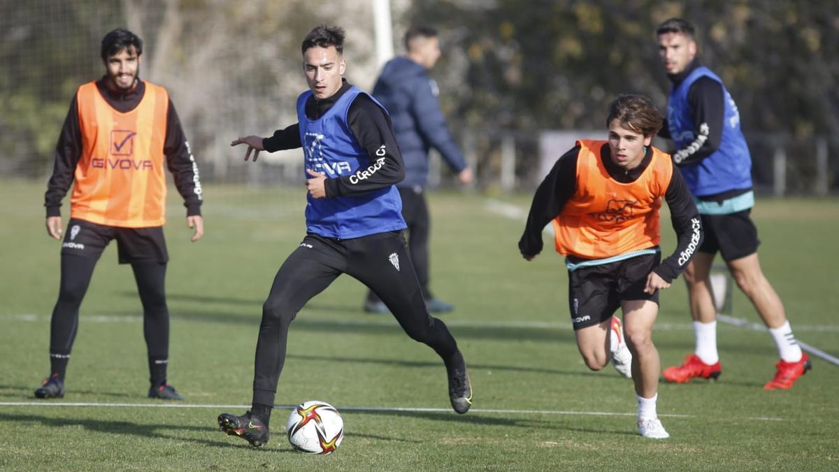 Tala, entre Abreu y Salvi, durante el entrenamiento del Córdoba CF en la Ciudad Deportiva, este jueves.