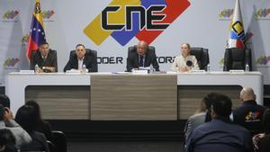 Los rectores del Consejo Nacional (CNE), Conrado Perez (i), Carlos Quintero (2-i), el presidente del CNE, Elvis Amoroso y la rectora del CNE, Rosalba Gil.