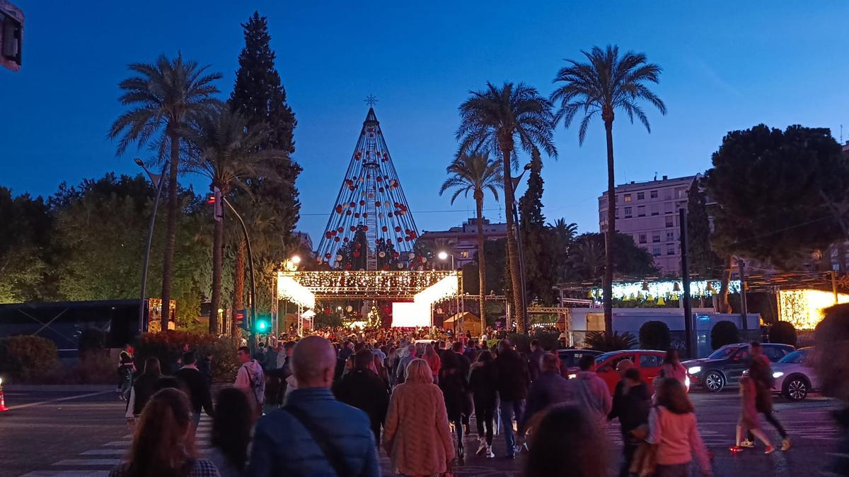 La gente se dirige a la Plaza Circular para ver el encendido del Gran Árbol de este 2023.