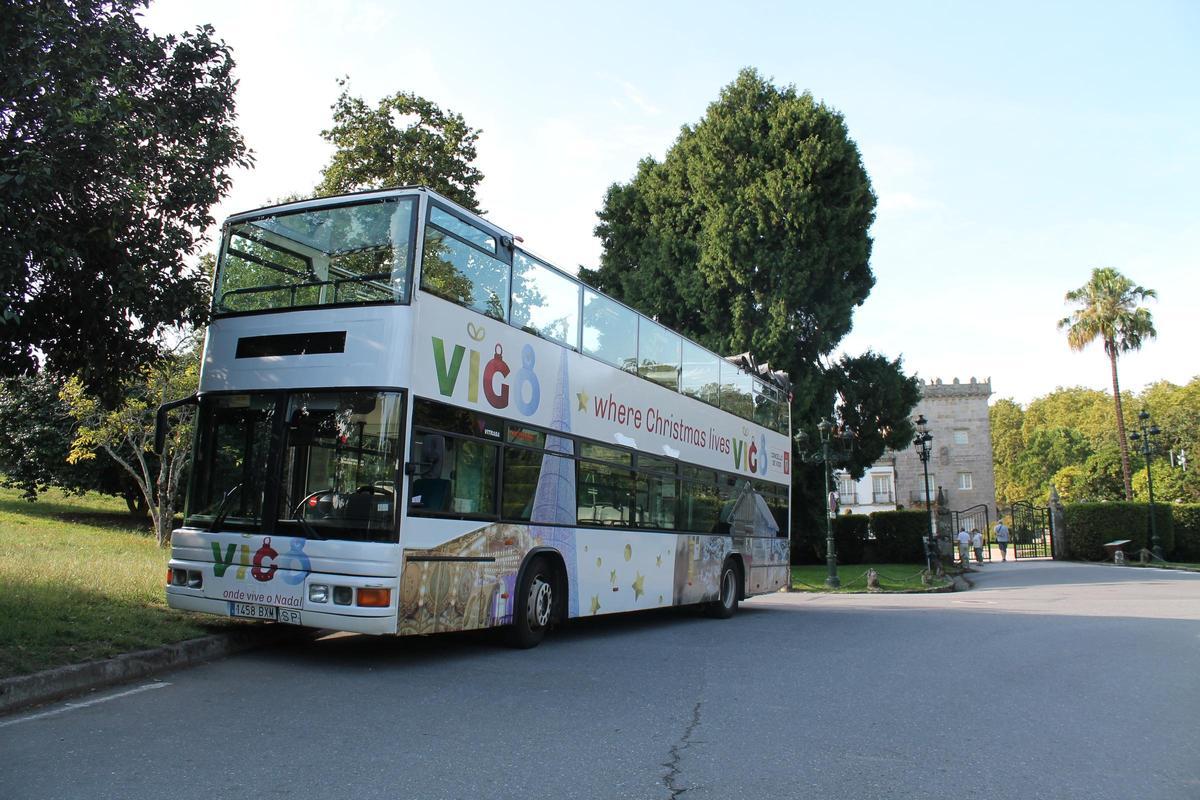 El autobús turístico de Vigo en el Pazo Quiñones de León (Castrelos).