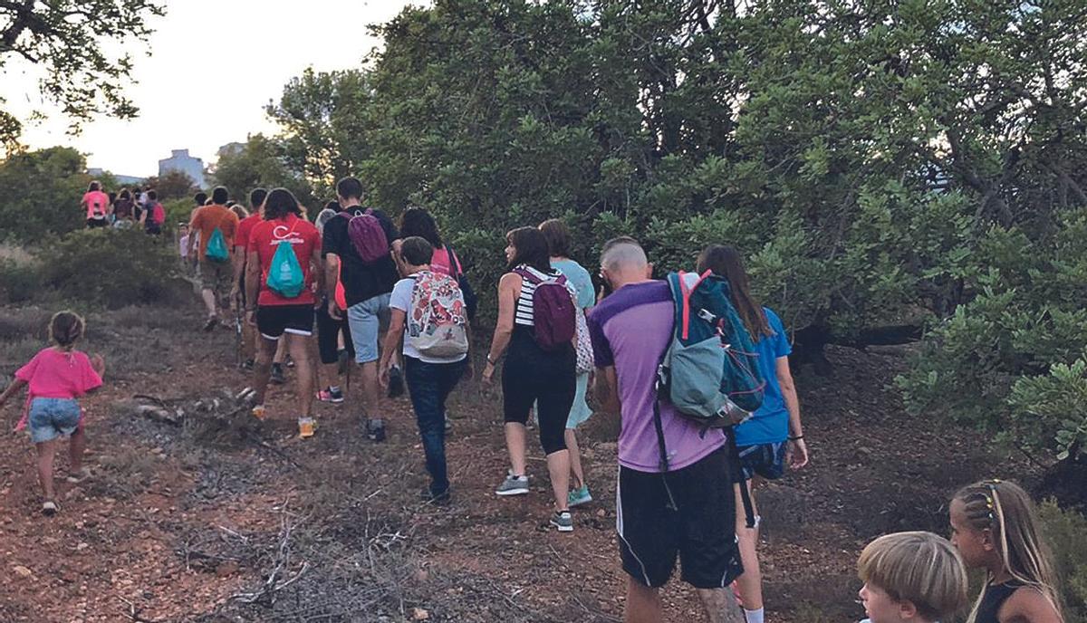 Cientos de personas escogen descubrir los vestigios de la memoria democrática través de interesantes visitas guiadas por la línea XYZ.