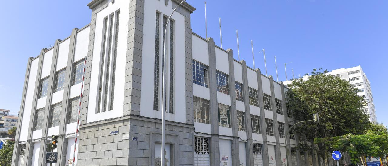 Fachada del edificio de la grada naciente del viejo Estadio Insular.