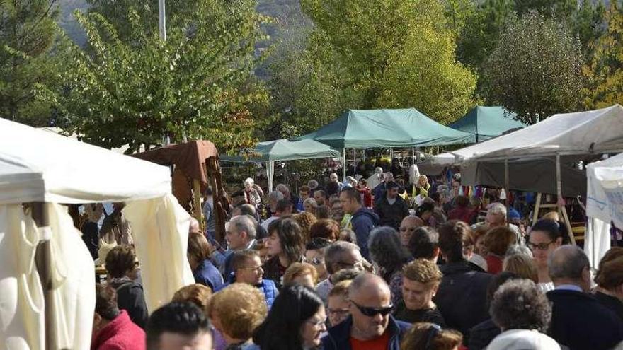 Vista de la feria celebrada celebrada en el barrio hace meses y que fue suspendida hasta ahora. // H.Rojas