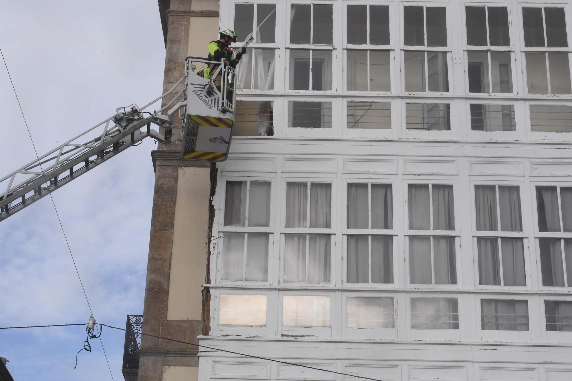 Un desprendimiento en un edificio de la Marina obliga a intervenir a los bomberos y al 092