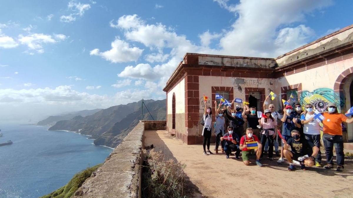 Participantes en la visita que se desarrolló en la mañana de ayer al Semáforo de Igueste. | | JAVIER DE VEGA- VICTORIA FUMERO