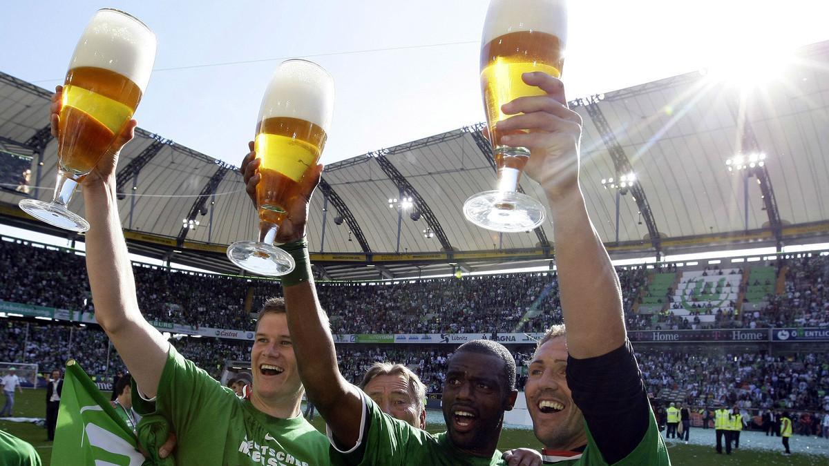 Celebración con cervezas en un campo de fútbol alemán