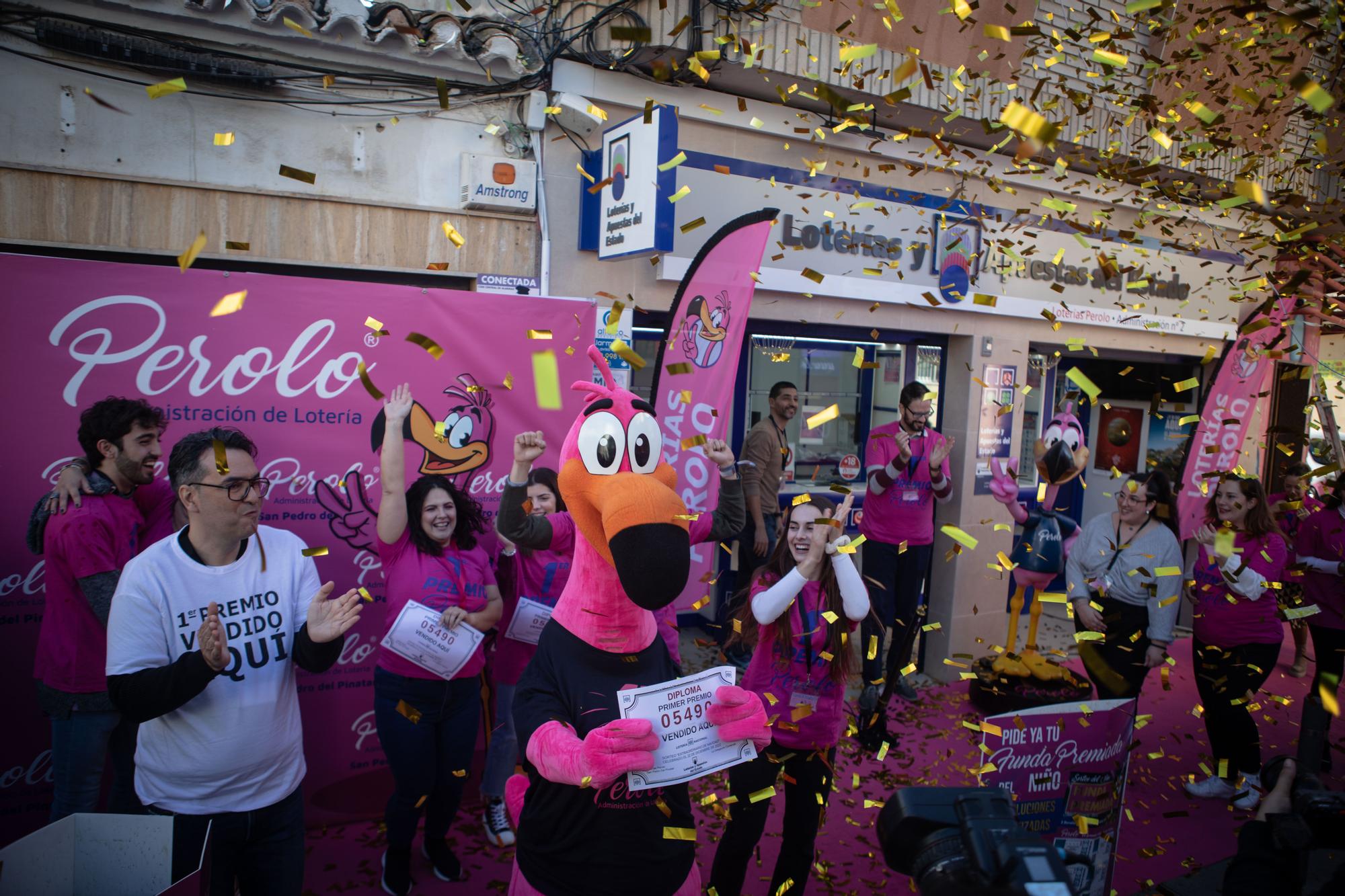 Así han celebrado repartir el Gordo en el Perolo